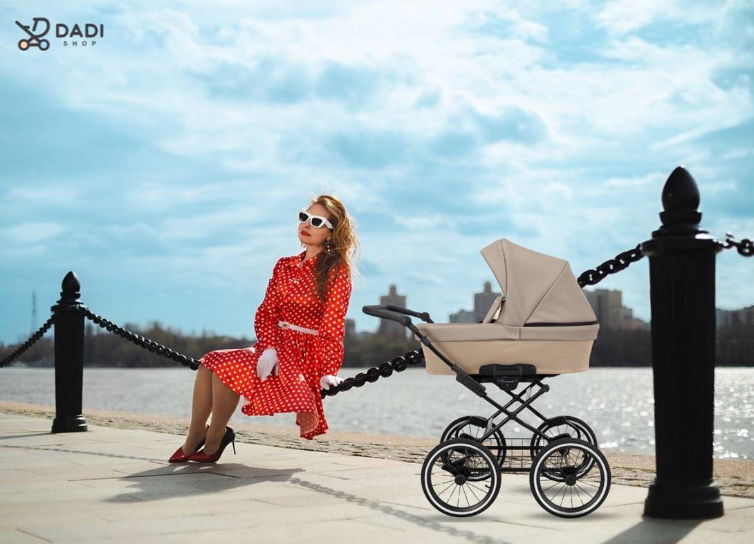 Mama w stylu pin-up z klasycznym wózkiem retro – wybór zgodny ze stylem życia
